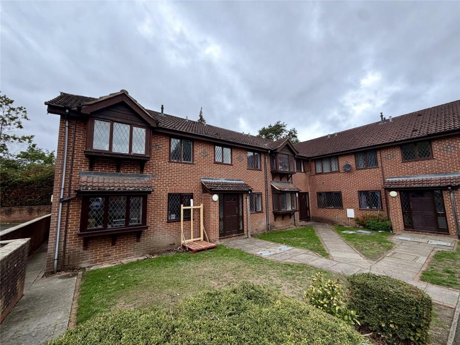 Flat Scarlet Oaks in Surrey Heath