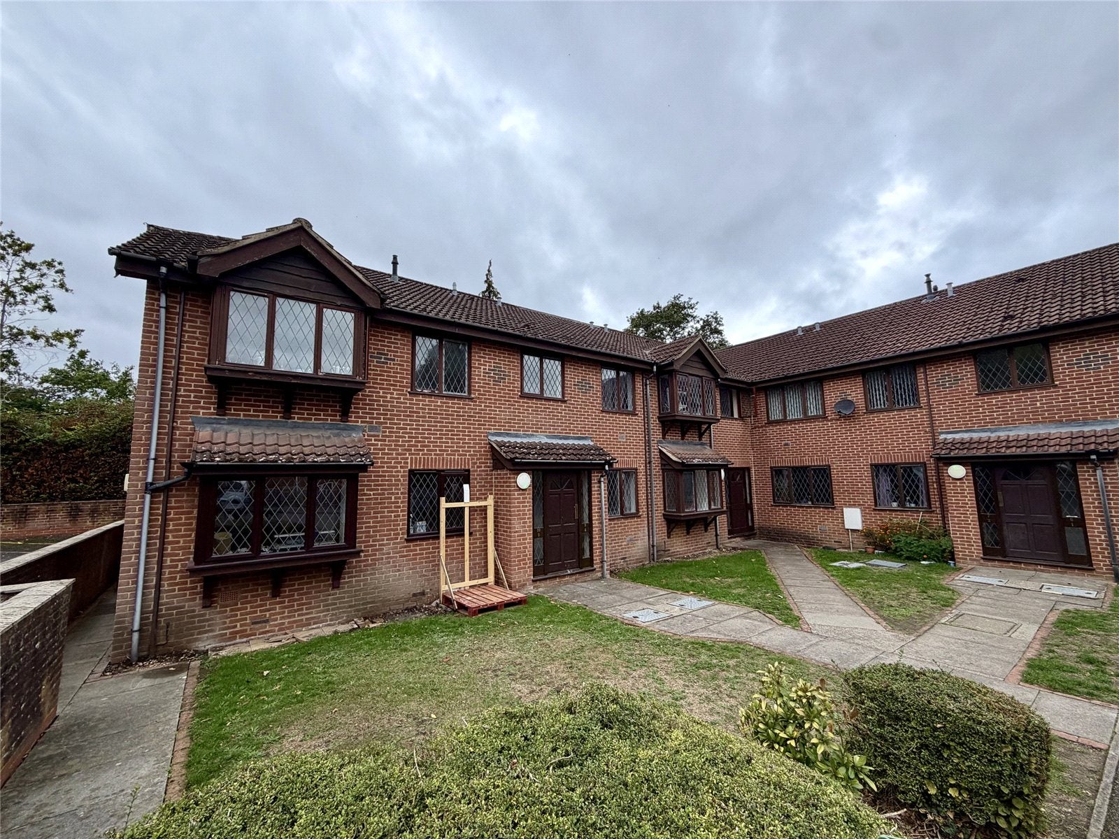 Flat Scarlet Oaks in Surrey Heath