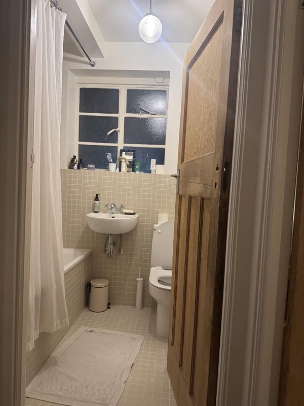 Flat Crownstone Road in Greater London