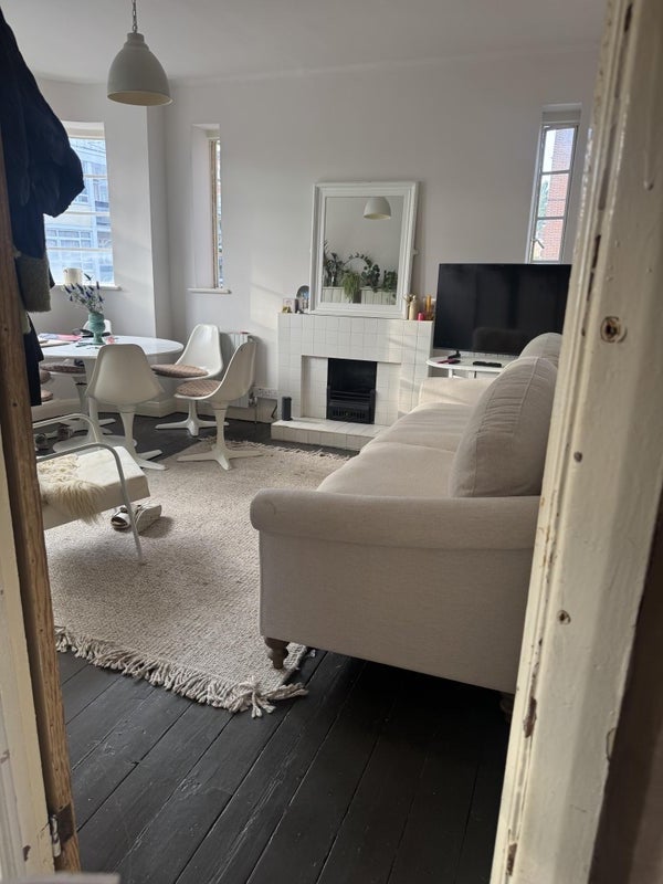 Flat Crownstone Road in Greater London