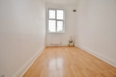 Flat Pinner Green in Greater London