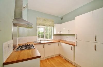 Flat Pinner Green in Greater London