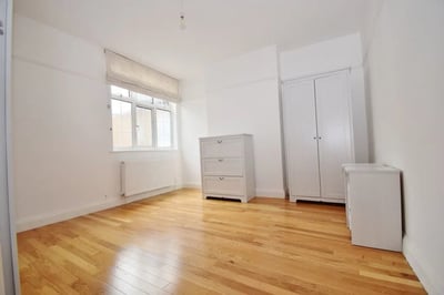 Flat Pinner Green in Greater London