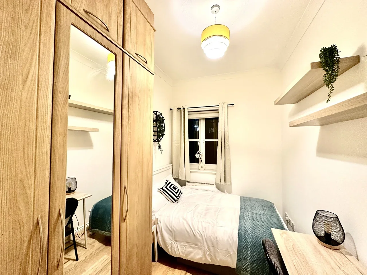 Room Bascombe Street in Greater London