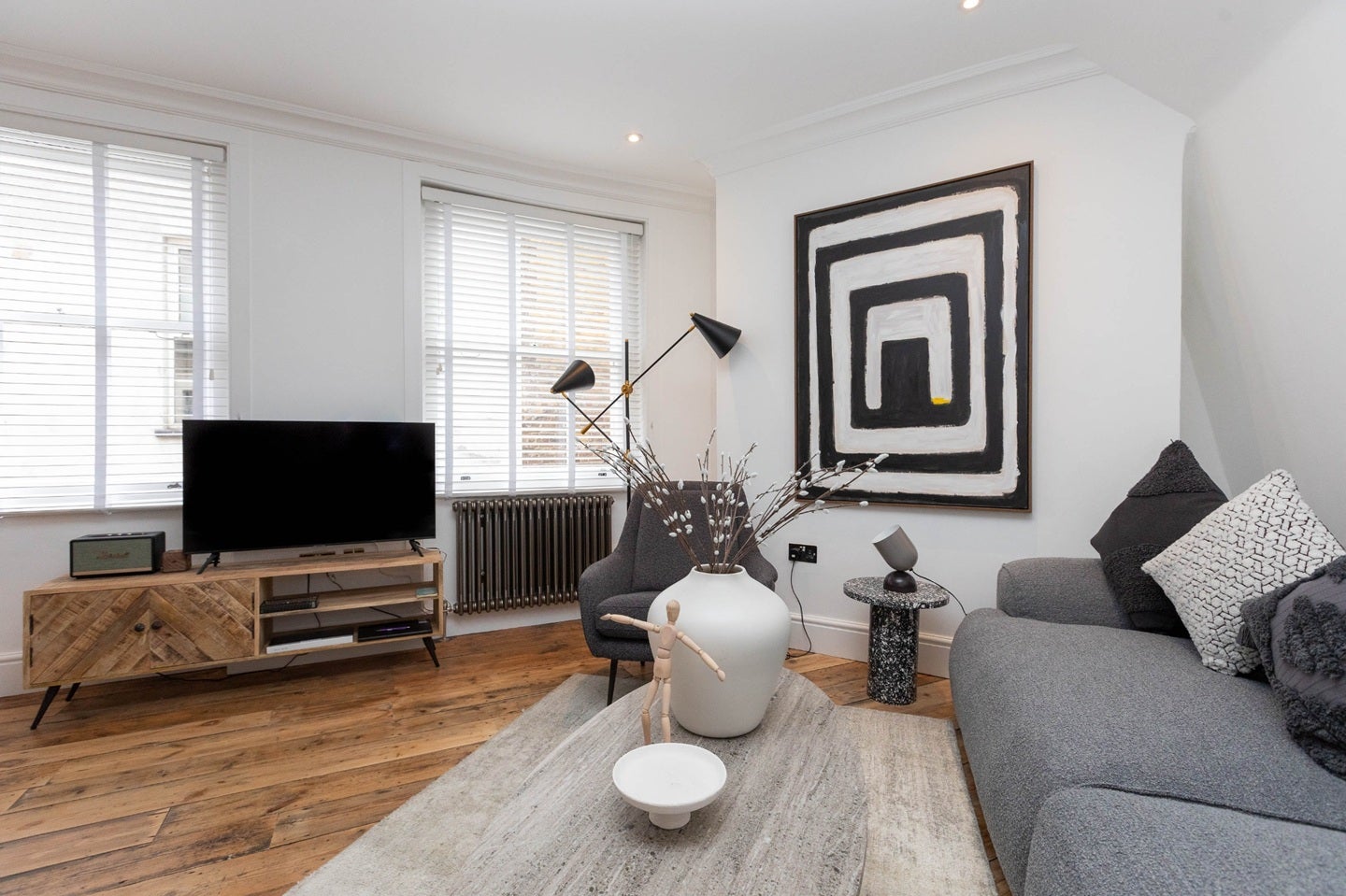 Flat Hanway Place in Greater London