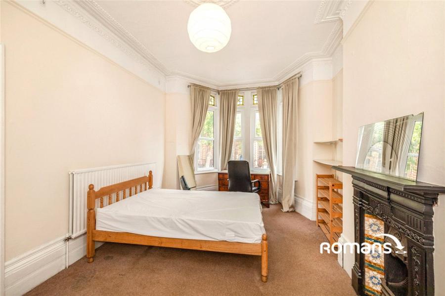 Room Cheltenham Road in Bristol