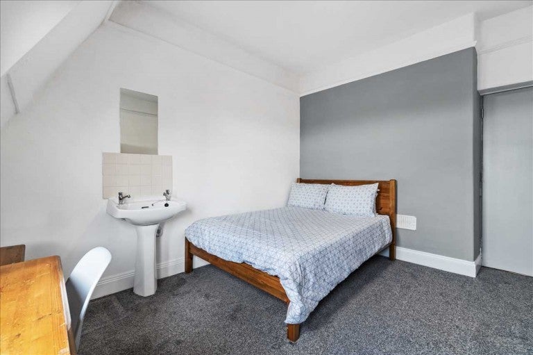 Room North Road East in Plymouth