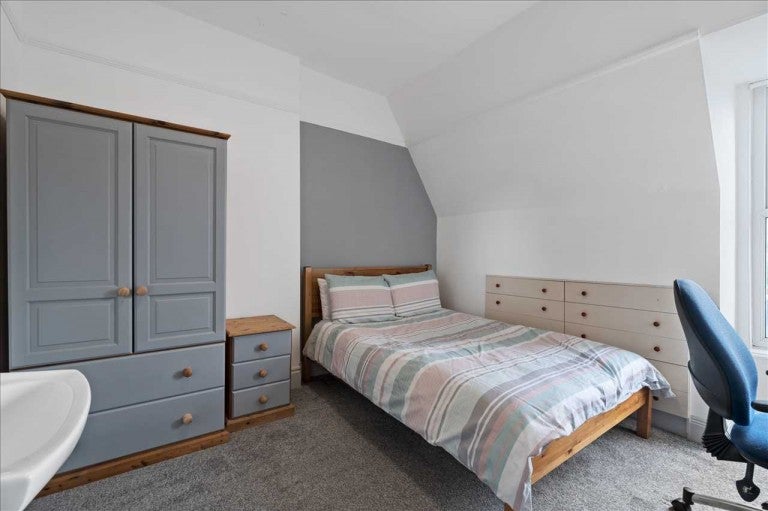 Room North Road East in Plymouth
