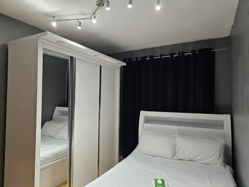 Room Rideout Street in Greater London