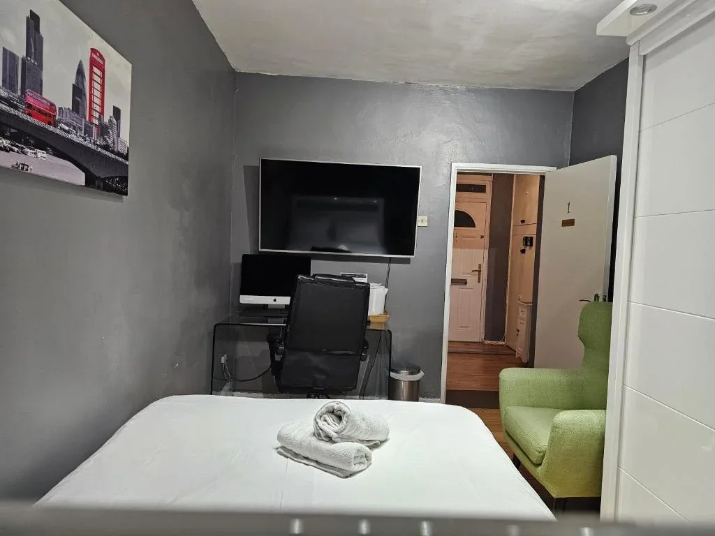 Room Rideout Street in Greater London