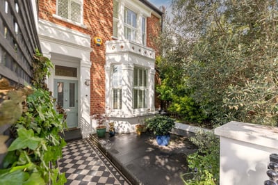 House Bassein Park Road in Greater London