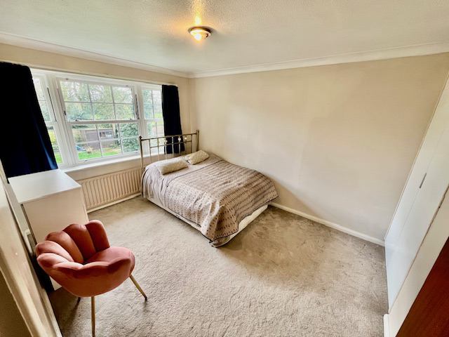 Room Scott Close in Farnham Royal