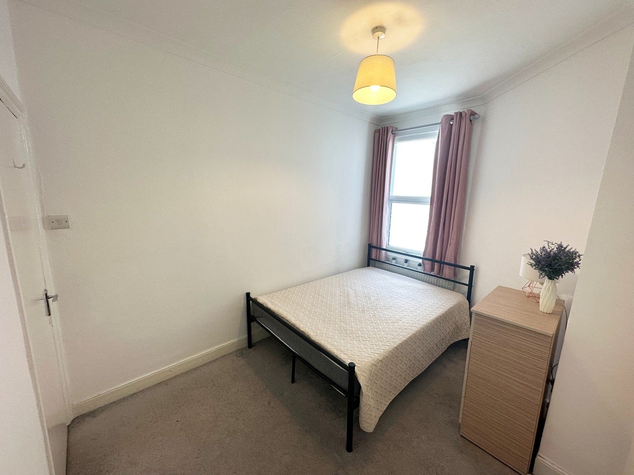 Room Robinson Road in Greater London