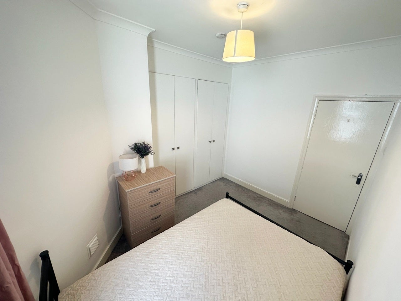 Room Robinson Road in Greater London