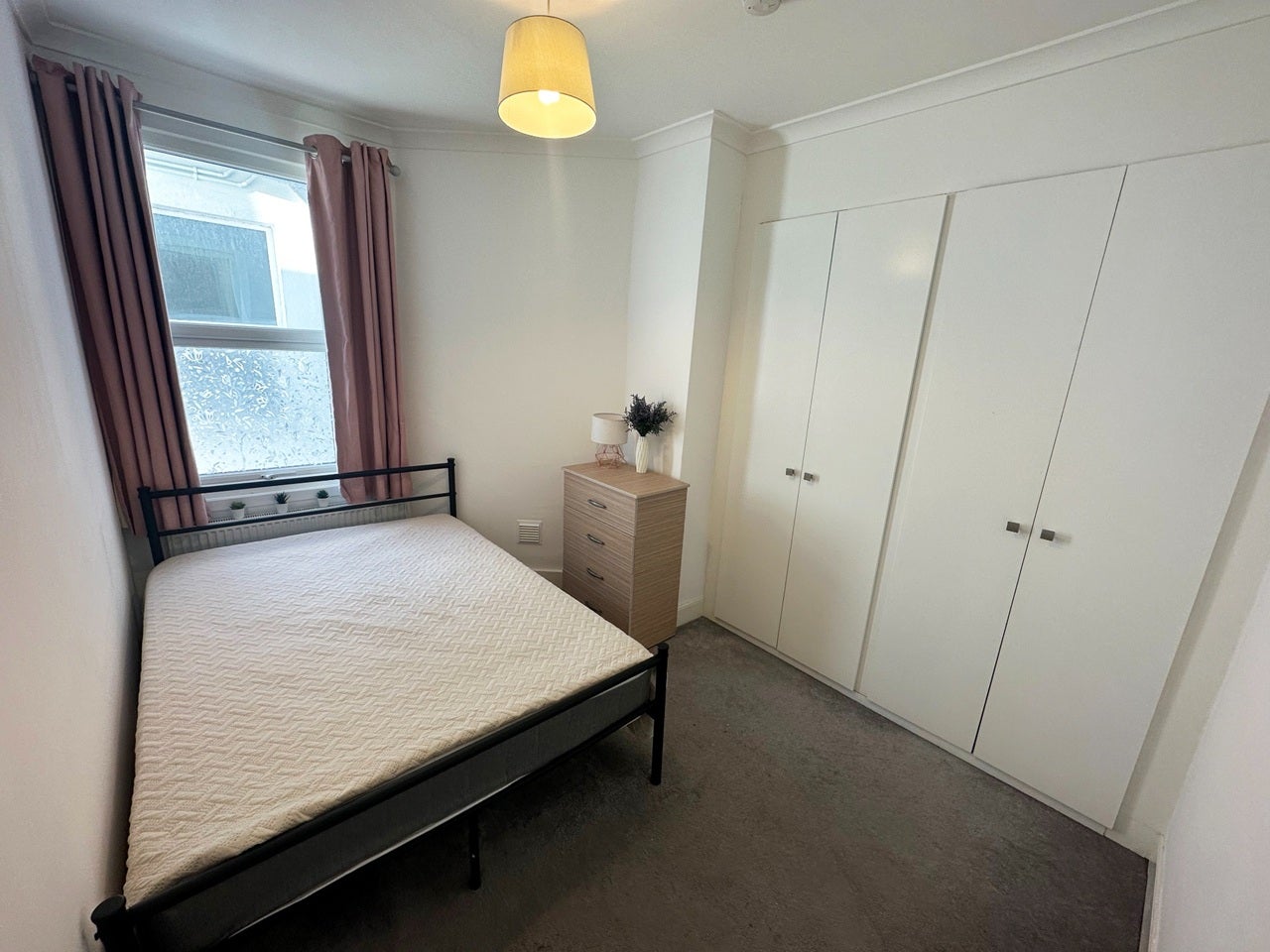 Room Robinson Road in Greater London