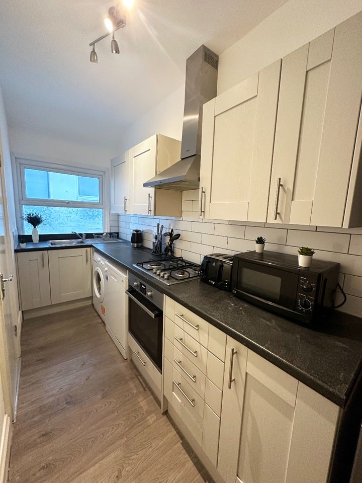 Room Robinson Road in Greater London