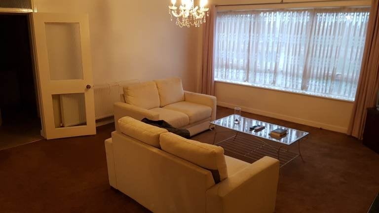 Flat The Pines in Greater London