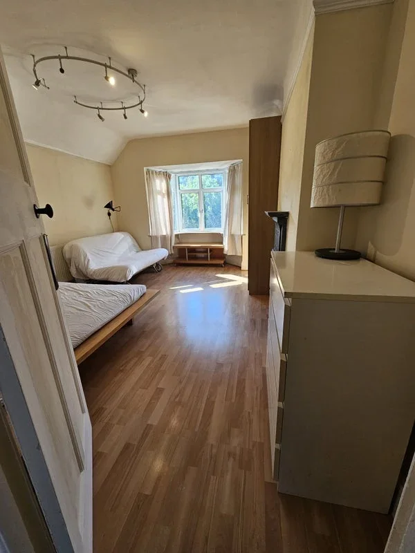 Room Reddown Road in Greater London