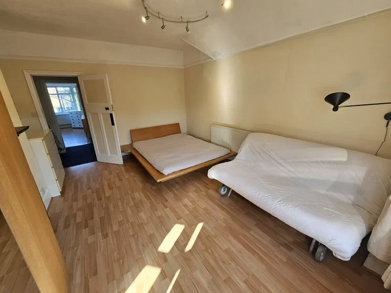 Room Reddown Road in Greater London