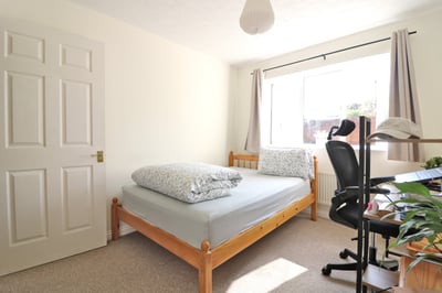 Flat Chandos Avenue in Greater London