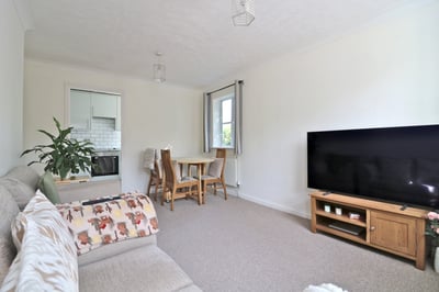 Flat Chandos Avenue in Greater London