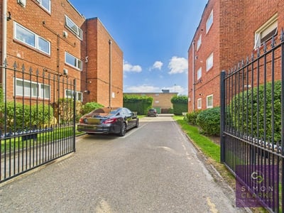 Flat Hendon Lane in Greater London