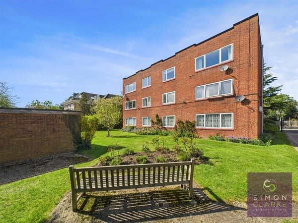 Flat Hendon Lane in Greater London