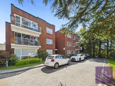 Flat Hendon Lane in Greater London