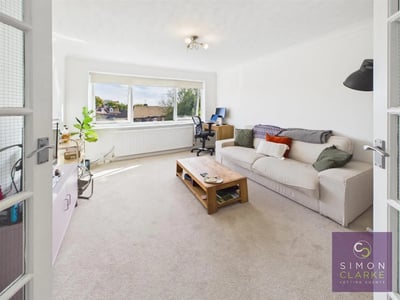 Flat Hendon Lane in Greater London