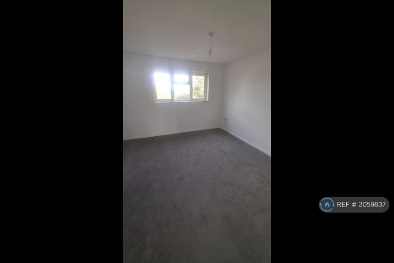 Flat Rose Avenue in Rushden