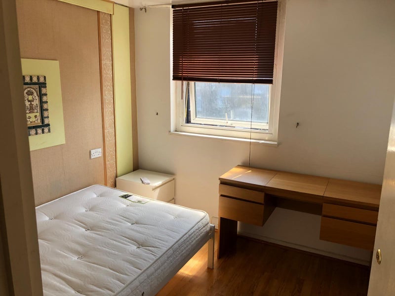 Room Mowatt Close in Greater London