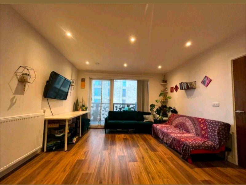 Flat Dunedin Road in Greater London