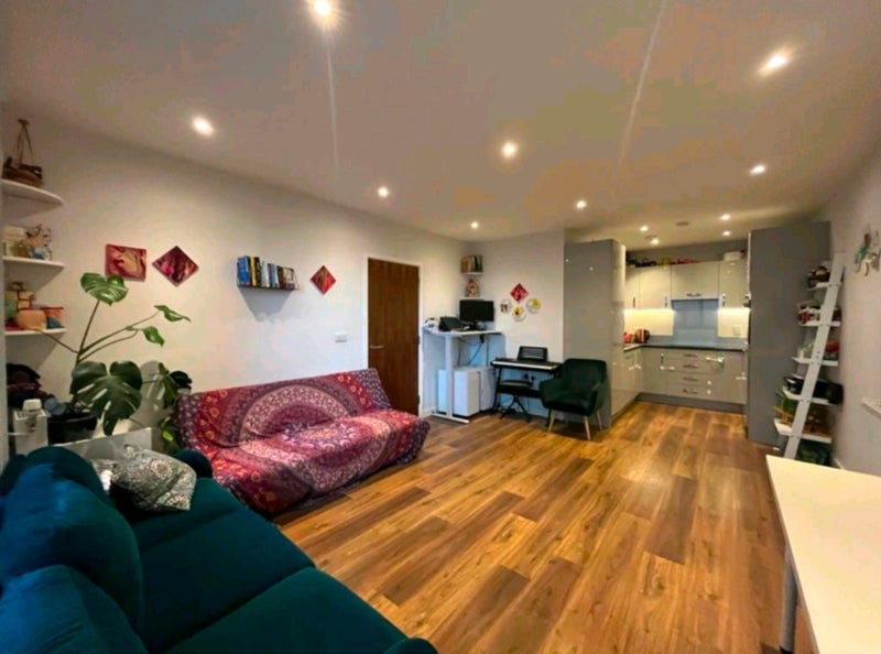 Flat Dunedin Road in Greater London