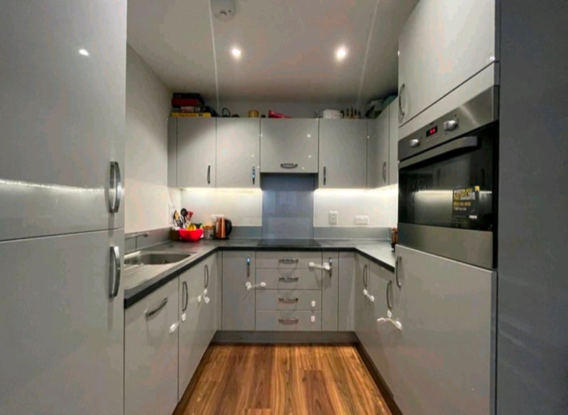 Flat Dunedin Road in Greater London