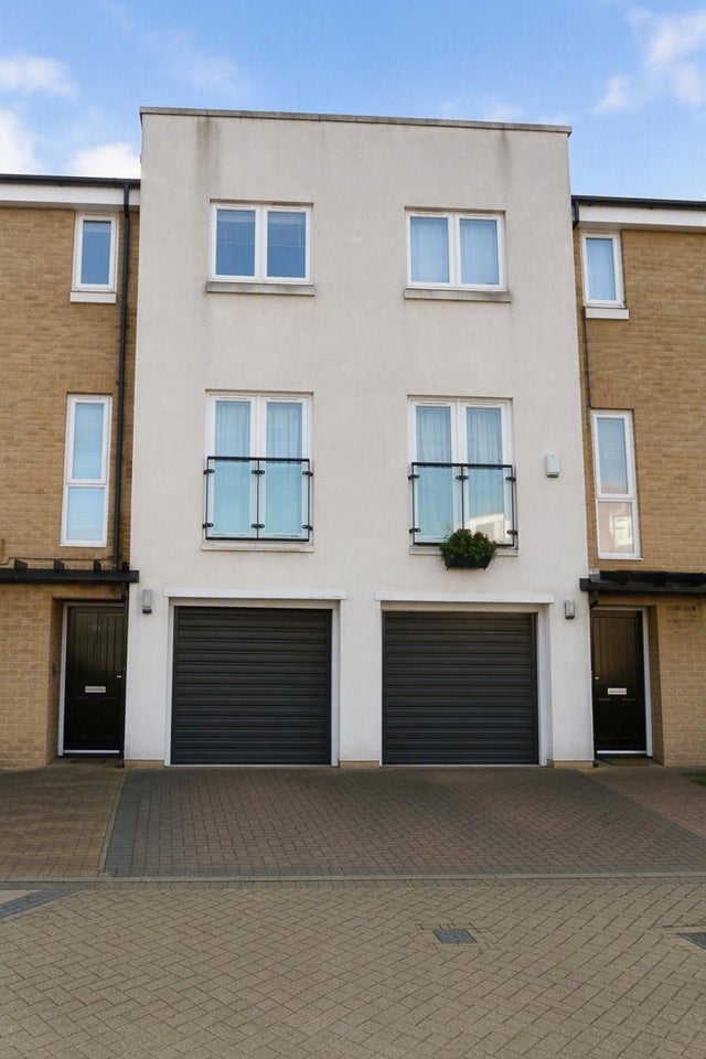 House Burcher Gale Grove in Greater London