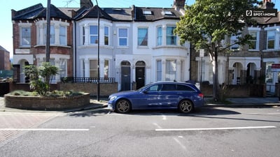 Flat Commondale in Greater London