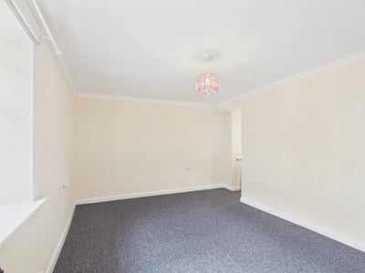 Flat Kingshill Road in Swindon