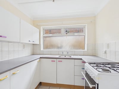 Flat Kingshill Road in Swindon