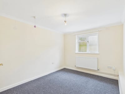 Flat Kingshill Road in Swindon