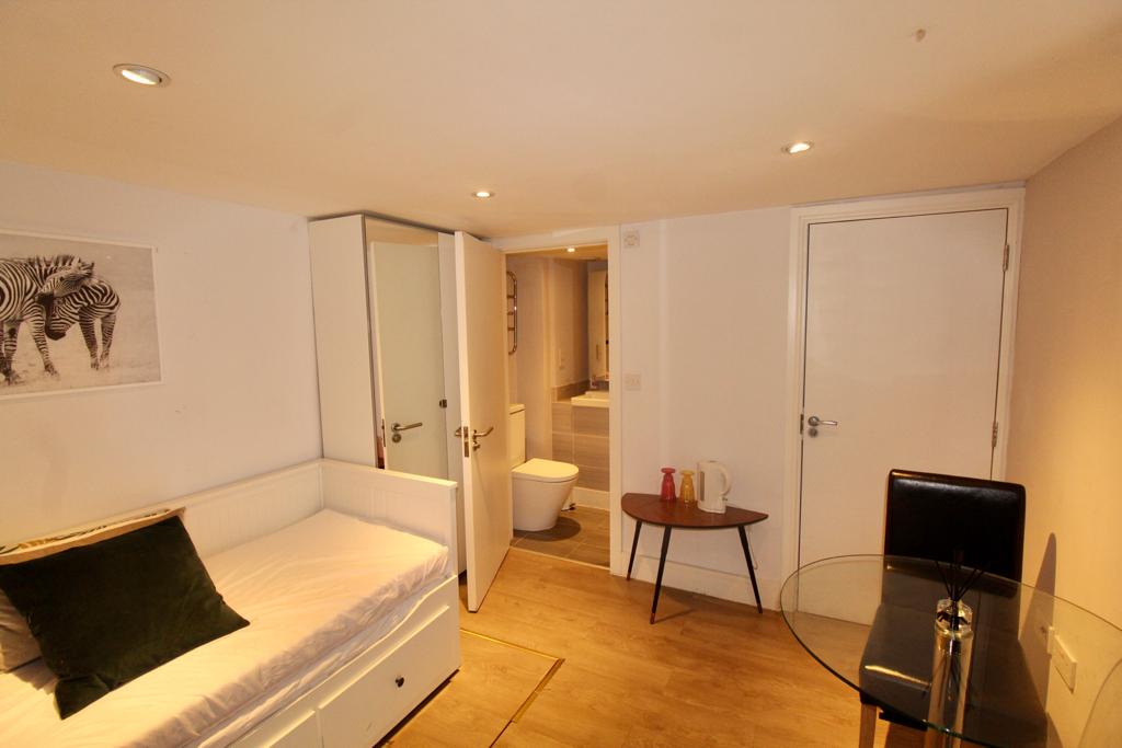 Flat Canfield Place in Greater London