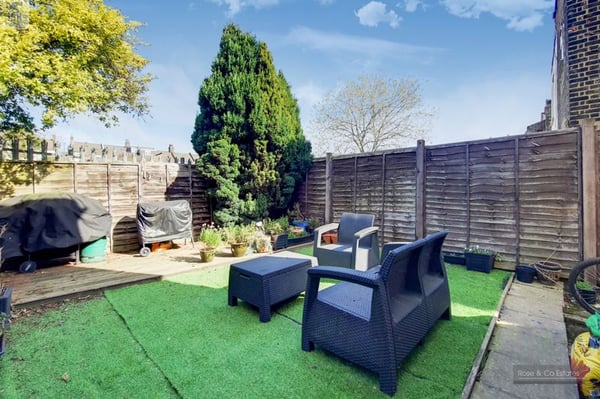Flat Wakeman Road in Greater London