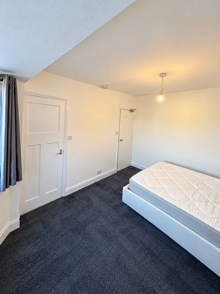 Room Ellerdine Road in Greater London