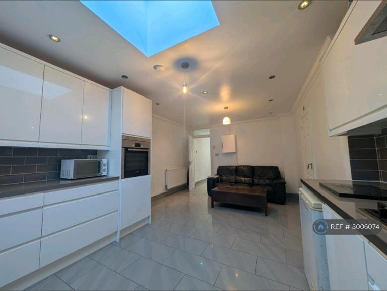 Room Celtic Street in Greater London