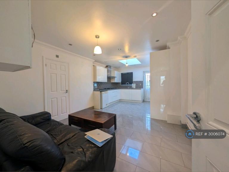 Room Celtic Street in Greater London