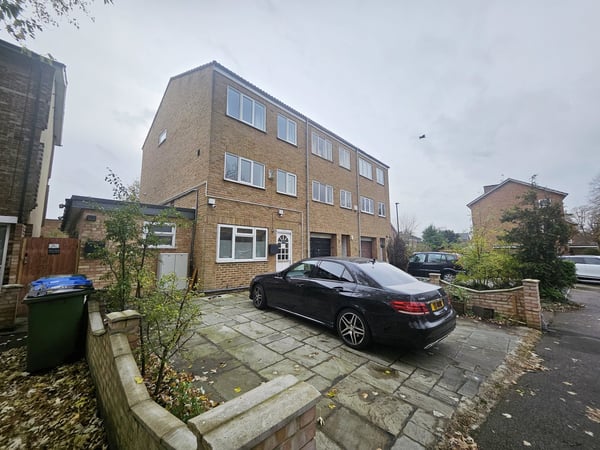 Flat Sunnydale Road in Greater London