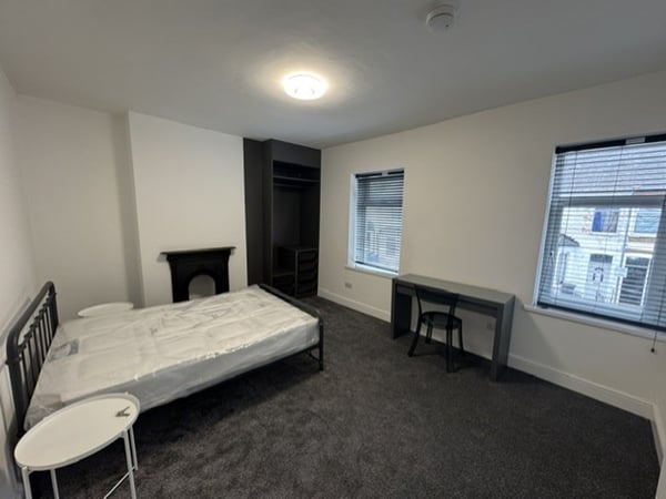 Room Glenroy Street in Cardiff