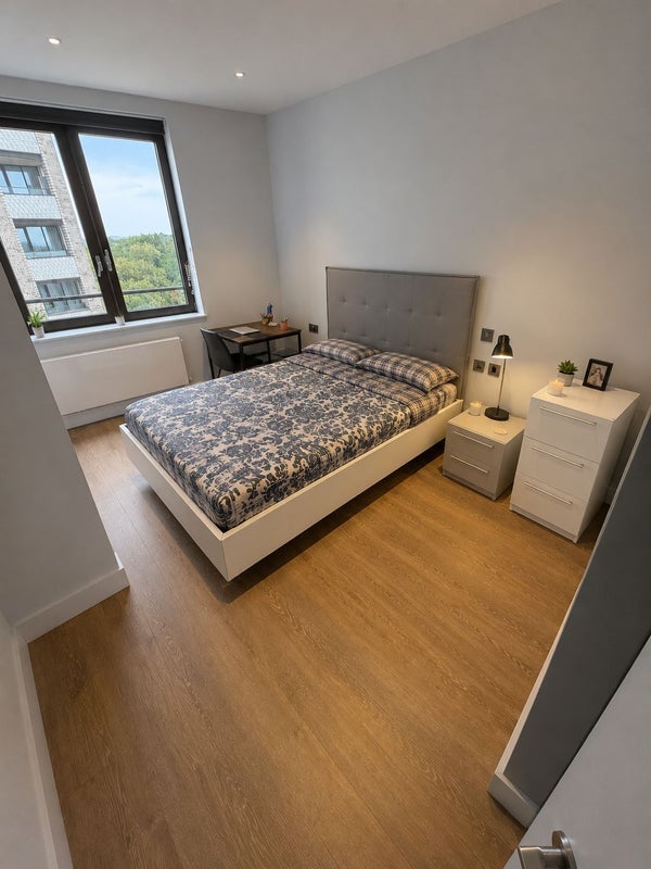 Room Park Lane in Greater London