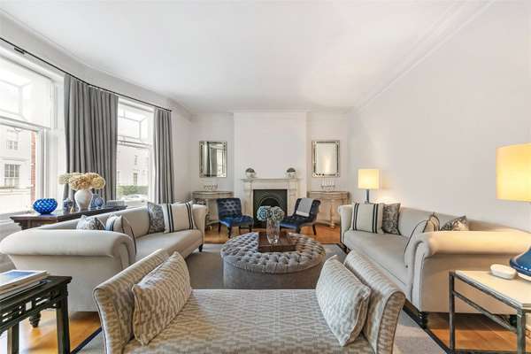 Flat Wynnstay Gardens in Greater London