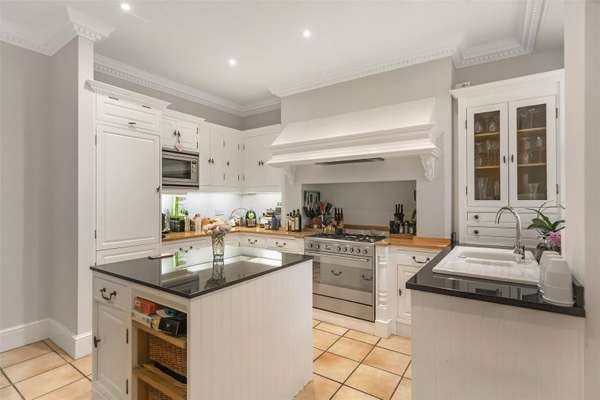 Flat Wynnstay Gardens in Greater London
