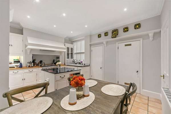 Flat Wynnstay Gardens in Greater London